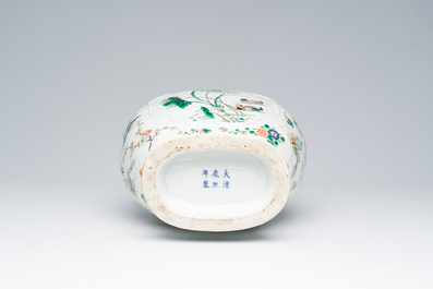 Vase en porcelaine de Chine famille verte &agrave; d&eacute;cor d'oiseaux et d'insects parmi des branches fleuries, marque de Kangxi, 19&egrave;me si&egrave;cle