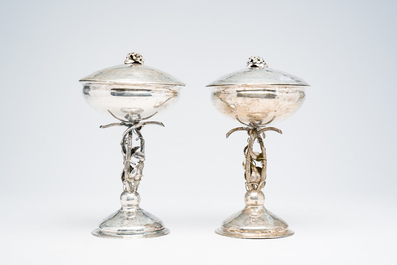 Paire de tazzas couvertes en argent &agrave; d&eacute;cor guilloch&eacute;, poin&ccedil;on de ma&icirc;tre Johan Edvard Milton, Boras, Su&egrave;de, dat&eacute; 1866 (M5)