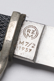 Quatre poignards allemands assortis avec des symboles nazis, dont un SS-Ehrendolch, 20&egrave;me si&egrave;cle