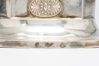 Paire de vases solifleurs en argent &agrave; d&eacute;cor en relief transform&eacute;s en bougeoirs, Allemagne, premi&egrave;re moiti&eacute; 19&egrave;me si&egrave;cle