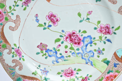 Huit assiettes en porcelaine de Chine famille rose &agrave; d&eacute;cor floral, Yongzheng/Qianlong