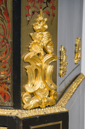 Een Franse Napoleon III-stijl ge&euml;boniseerd houten &eacute;&eacute;ndeursvitrine met verguld bronzen monturen en inlegwerk in koper en schildpad, 19de/20ste eeuw