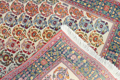 Trois tapis orientaux diff&eacute;rents &agrave; d&eacute;cor floral et d'int&eacute;rieur d'une mosqu&eacute;e, laine et coton, 20&egrave;me si&egrave;cle