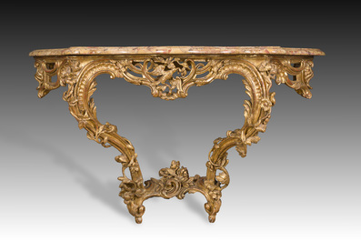 Paire de consoles en bois finement sculpt&eacute; et dor&eacute; aux dessus en marbre, France, 18&egrave;me si&egrave;cle