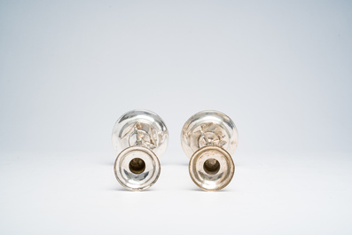 Paire de vases solifleurs en argent &agrave; d&eacute;cor en relief transform&eacute;s en bougeoirs, Allemagne, premi&egrave;re moiti&eacute; 19&egrave;me si&egrave;cle