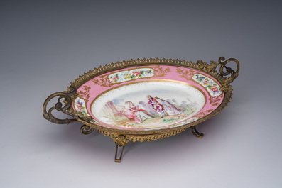Plat ovale en S&egrave;vres 'Rose Pompadour' &agrave; d&eacute;cor d'une sc&egrave;ne anim&eacute;e sign&eacute; Corbiers, Ch&acirc;teau des Tuileries, France, 19&egrave;me si&egrave;cle