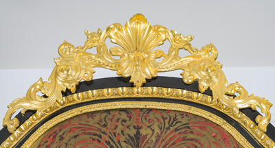 Een Franse Napoleon III-stijl ge&euml;boniseerd houten &eacute;&eacute;ndeursvitrine met verguld bronzen monturen en inlegwerk in koper en schildpad, 19de/20ste eeuw