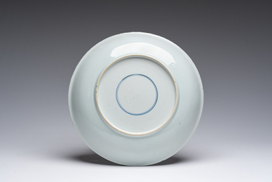 Cinq assiettes et plats en porcelaine de Chine famille rose, Qianlong