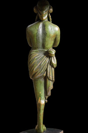 Paire de consoles d'angle &agrave; cariatides avec dessus en marbre et montures en bronze dor&eacute;, France, 19&egrave;me/20&egrave;me si&egrave;cle