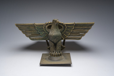 Grande collection de souvenirs nazis, notamment un pupitre, des insignes, etc. 20&egrave;me si&egrave;cle