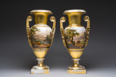 Paire de beaux vases Empire en porcelaine de Paris dor&eacute;e et polychrome &agrave; d&eacute;cor de paysages anim&eacute;s, France, premi&egrave;re moiti&eacute; du 19&egrave;me si&egrave;cle