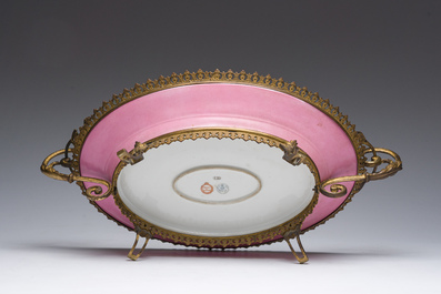 Plat ovale en S&egrave;vres 'Rose Pompadour' &agrave; d&eacute;cor d'une sc&egrave;ne anim&eacute;e sign&eacute; Corbiers, Ch&acirc;teau des Tuileries, France, 19&egrave;me si&egrave;cle