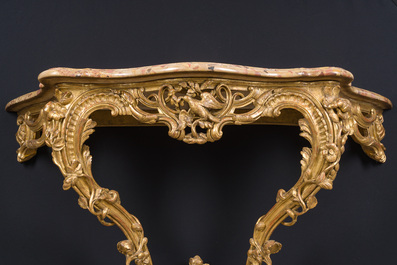 Paire de consoles en bois finement sculpt&eacute; et dor&eacute; aux dessus en marbre, France, 18&egrave;me si&egrave;cle