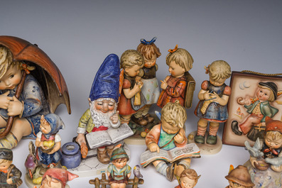 Grande collection vari&eacute;e de figures et de groupes de type Hummel en biscuit d&eacute;cor&eacute; polychrome, Goebel, Allemagne, 20&egrave;me si&egrave;cle