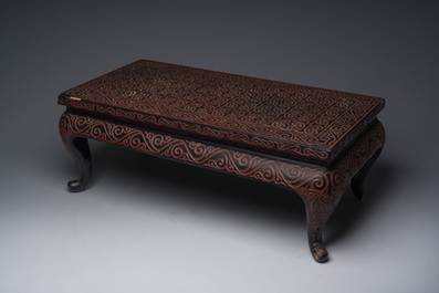Table basse en laque de Tixi, marque de Xuande, Chine, 20&egrave;me si&egrave;cle