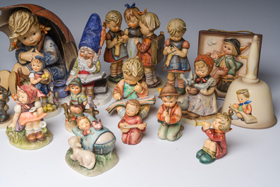 Grande collection vari&eacute;e de figures et de groupes de type Hummel en biscuit d&eacute;cor&eacute; polychrome, Goebel, Allemagne, 20&egrave;me si&egrave;cle