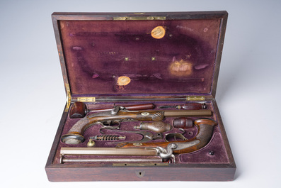 Etui de duel en acajou avec une paire de pistolets &agrave; crosse en noyer et canons damas aux montures grav&eacute;es, Li&egrave;ge, 19&egrave;me si&egrave;cle