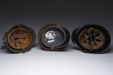 Trois coiffes diff&eacute;rentes avec des symboles nazis, e.a. une croix gamm&eacute;e (svastika), Allemagne, 20&egrave;me si&egrave;cle