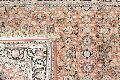 Tapis de style oriental &agrave; d&eacute;cor floral, laine sur soie, Chine ou Inde, 20&egrave;me si&egrave;cle