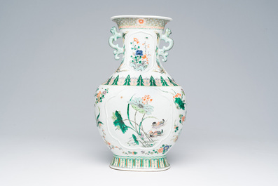 Vase en porcelaine de Chine famille verte &agrave; d&eacute;cor d'oiseaux et d'insects parmi des branches fleuries, marque de Kangxi, 19&egrave;me si&egrave;cle