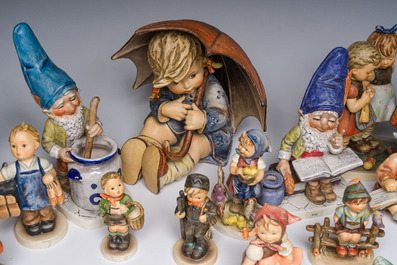Grande collection vari&eacute;e de figures et de groupes de type Hummel en biscuit d&eacute;cor&eacute; polychrome, Goebel, Allemagne, 20&egrave;me si&egrave;cle