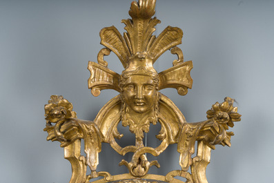 Paire d'impressionnants miroirs v&eacute;nitiens en bois dor&eacute; surmont&eacute;s d'un mascaron et &agrave; trois lumi&egrave;res, Italie, 18&egrave;me si&egrave;cle