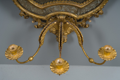 Paire d'impressionnants miroirs v&eacute;nitiens en bois dor&eacute; surmont&eacute;s d'un mascaron et &agrave; trois lumi&egrave;res, Italie, 18&egrave;me si&egrave;cle