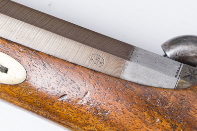 Etui de duel en acajou avec une paire de pistolets &agrave; crosse en noyer et canons damas aux montures grav&eacute;es, Li&egrave;ge, 19&egrave;me si&egrave;cle