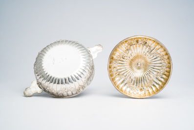 Terrine couverte sur pr&eacute;sentoir en argent &agrave; d&eacute;cor de t&ecirc;tes de b&eacute;lier et de guirlandes de fleurs, France, dernier quart 18&egrave;me si&egrave;cle