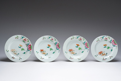 Cinq assiettes et plats en porcelaine de Chine famille rose, Qianlong