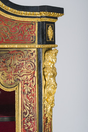 Een Franse Napoleon III-stijl ge&euml;boniseerd houten &eacute;&eacute;ndeursvitrine met verguld bronzen monturen en inlegwerk in koper en schildpad, 19de/20ste eeuw