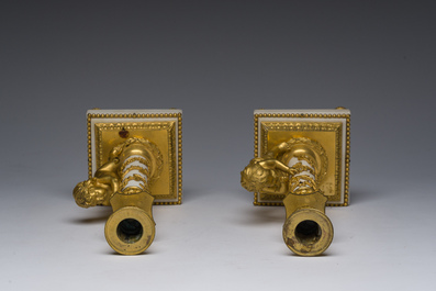 Paire de bougeoirs en bronze dor&eacute; et marbre blanc &agrave; d&eacute;cor de bacchantes, France, d&eacute;but du 19&egrave;me si&egrave;cle