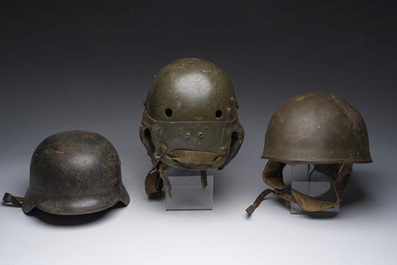 Trois casques diff&eacute;rents de la Seconde Guerre mondiale, 20&egrave;me si&egrave;cle