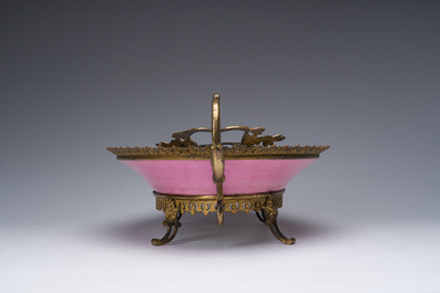 Plat ovale en S&egrave;vres 'Rose Pompadour' &agrave; d&eacute;cor d'une sc&egrave;ne anim&eacute;e sign&eacute; Corbiers, Ch&acirc;teau des Tuileries, France, 19&egrave;me si&egrave;cle