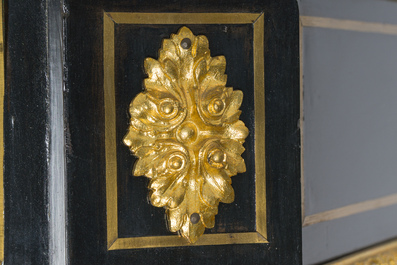Een Franse Napoleon III-stijl ge&euml;boniseerd houten &eacute;&eacute;ndeursvitrine met verguld bronzen monturen en inlegwerk in koper en schildpad, 19de/20ste eeuw