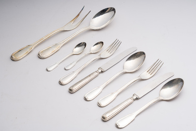 M&eacute;nag&egrave;re de 50 pi&egrave;ces en m&eacute;tal argent&eacute; dans la cassette d'origine, poin&ccedil;on de ma&icirc;tre A.P., 20&egrave;me si&egrave;cle