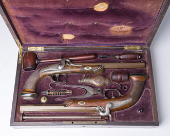 Etui de duel en acajou avec une paire de pistolets &agrave; crosse en noyer et canons damas aux montures grav&eacute;es, Li&egrave;ge, 19&egrave;me si&egrave;cle