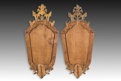 Paire d'impressionnants miroirs v&eacute;nitiens en bois dor&eacute; surmont&eacute;s d'un mascaron et &agrave; trois lumi&egrave;res, Italie, 18&egrave;me si&egrave;cle