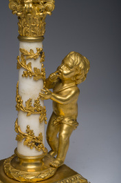 Paire de bougeoirs en bronze dor&eacute; et marbre blanc &agrave; d&eacute;cor de bacchantes, France, d&eacute;but du 19&egrave;me si&egrave;cle