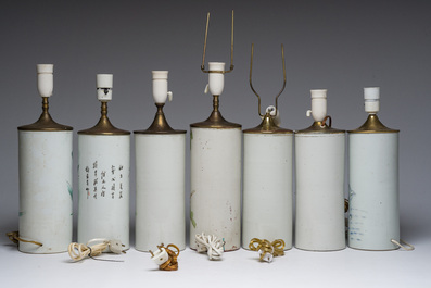 Dix-sept porte-chapeaux en porcelaine de Chine famille rose et qianjiang cai, dont quatorze mont&eacute;s en lampe, 19&egrave;me/20&egrave;me si&egrave;cle