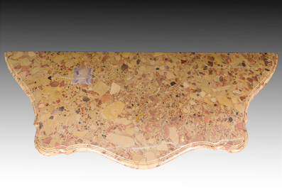 Paire de consoles en bois finement sculpt&eacute; et dor&eacute; aux dessus en marbre, France, 18&egrave;me si&egrave;cle