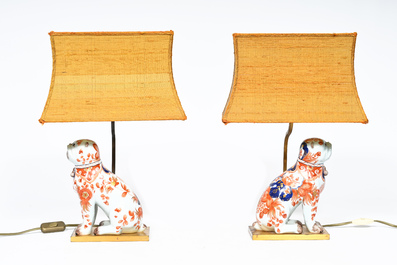 Paire de lampes de table avec un chien assis en porcelaine de style Imari, soi-disant lampes de type 'Carlin', 20&egrave;me si&egrave;cle