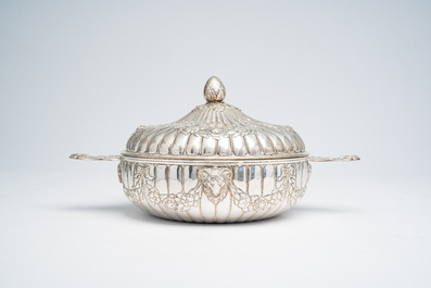 Terrine couverte sur pr&eacute;sentoir en argent &agrave; d&eacute;cor de t&ecirc;tes de b&eacute;lier et de guirlandes de fleurs, France, dernier quart 18&egrave;me si&egrave;cle