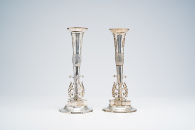 Paire de vases solifleurs en argent &agrave; d&eacute;cor en relief transform&eacute;s en bougeoirs, Allemagne, premi&egrave;re moiti&eacute; 19&egrave;me si&egrave;cle