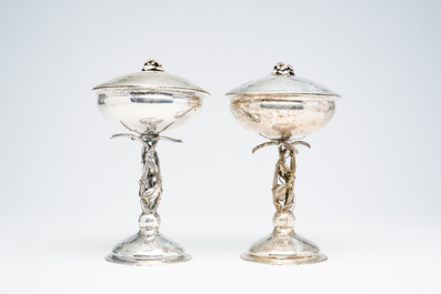 Paire de tazzas couvertes en argent &agrave; d&eacute;cor guilloch&eacute;, poin&ccedil;on de ma&icirc;tre Johan Edvard Milton, Boras, Su&egrave;de, dat&eacute; 1866 (M5)
