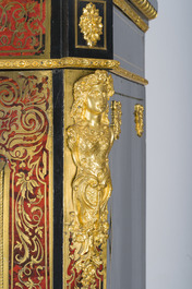 Een Franse Napoleon III-stijl ge&euml;boniseerd houten &eacute;&eacute;ndeursvitrine met verguld bronzen monturen en inlegwerk in koper en schildpad, 19de/20ste eeuw