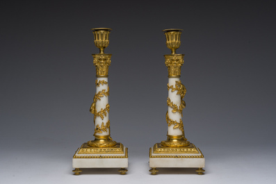 Paire de bougeoirs en bronze dor&eacute; et marbre blanc &agrave; d&eacute;cor de bacchantes, France, d&eacute;but du 19&egrave;me si&egrave;cle