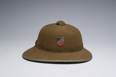 Deux affiches sur la campagne militaire en Abyssinie et un chapeau tropical allemand avec des symboles nazis, 20&egrave;me si&egrave;cle