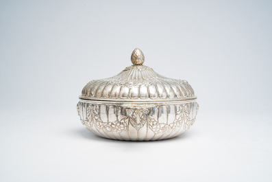 Terrine couverte sur pr&eacute;sentoir en argent &agrave; d&eacute;cor de t&ecirc;tes de b&eacute;lier et de guirlandes de fleurs, France, dernier quart 18&egrave;me si&egrave;cle