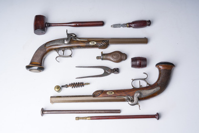 Etui de duel en acajou avec une paire de pistolets &agrave; crosse en noyer et canons damas aux montures grav&eacute;es, Li&egrave;ge, 19&egrave;me si&egrave;cle